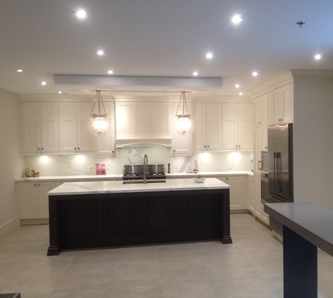 large island in kitchen